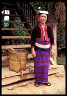 femme palaung sur le seuil de sa maison